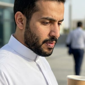 شاب يفكر بعد تعليق على شفايفه